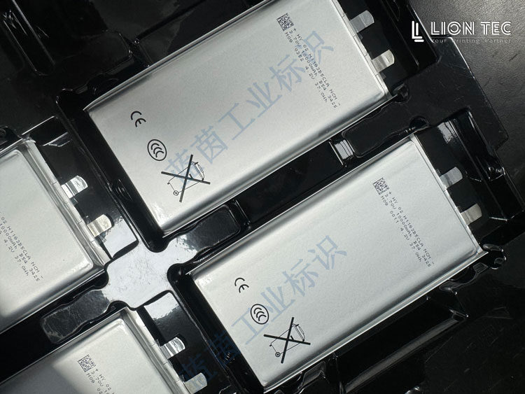 UV噴碼機(jī)替代小字符鋰電池應(yīng)用 給客戶送樣，兩種效果對比